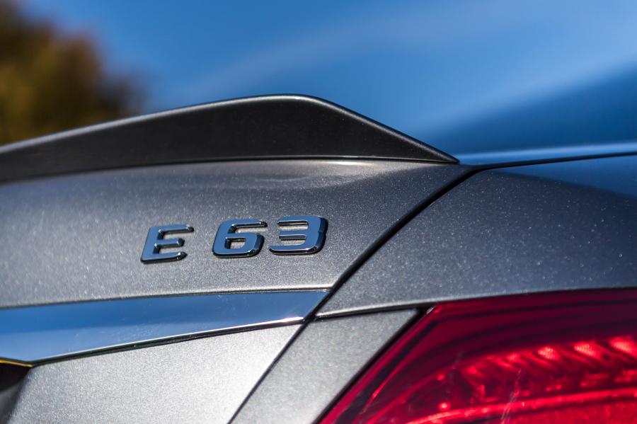 Логотип Mercedes-AMG E63 4Matic+ (W213) 2017 года  (UK) (фото 5 из 30)
